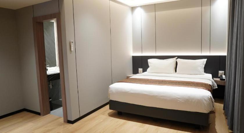 New Hollywood Hotel