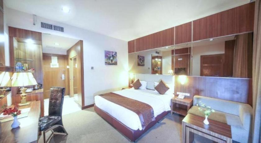 New Hollywood Hotel
