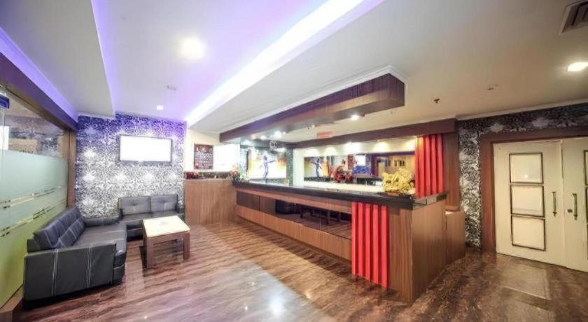 New Hollywood Hotel