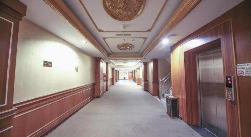 New Hollywood Hotel